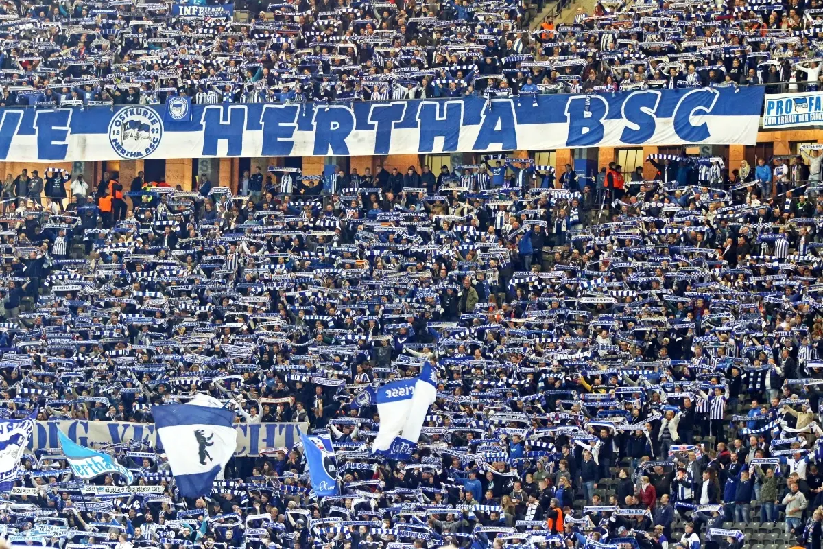 strety-pred-zapasem-herthy-s-schalke-na-olympijskem-stadionu-policie-kritizovana-desitky-zranenych